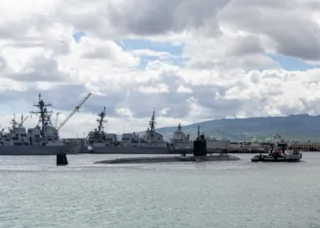 El submarino de ataque rápido de la clase Los Ángeles, USS Columbia (SSN 771), se pone en marcha en preparación para el Ejercicio Rim of the Pacific 2026 en la Base Conjunta Pearl Harbor-Hickam, Hawái, el 22 de junio de 2026. (Foto de la Marina de los EE. UU. por el Jefe Especialista en Comunicación de Masas Omar Dominquez)