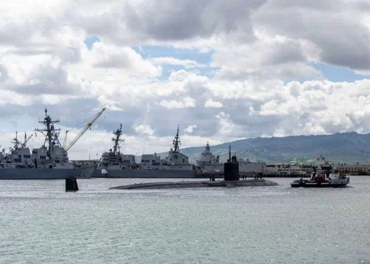 El submarino de ataque rápido de la clase Los Ángeles, USS Columbia (SSN 771), se pone en marcha en preparación para el Ejercicio Rim of the Pacific 2026 en la Base Conjunta Pearl Harbor-Hickam, Hawái, el 22 de junio de 2026. (Foto de la Marina de los EE. UU. por el Jefe Especialista en Comunicación de Masas Omar Dominquez)
