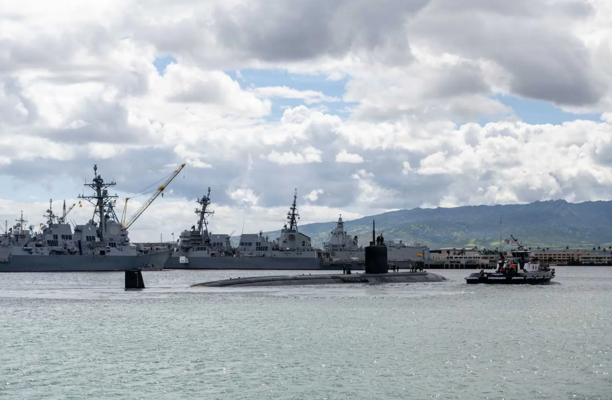 El submarino de ataque rápido de la clase Los Ángeles, USS Columbia (SSN 771), se pone en marcha en preparación para el Ejercicio Rim of the Pacific 2026 en la Base Conjunta Pearl Harbor-Hickam, Hawái, el 22 de junio de 2026. (Foto de la Marina de los EE. UU. por el Jefe Especialista en Comunicación de Masas Omar Dominquez)