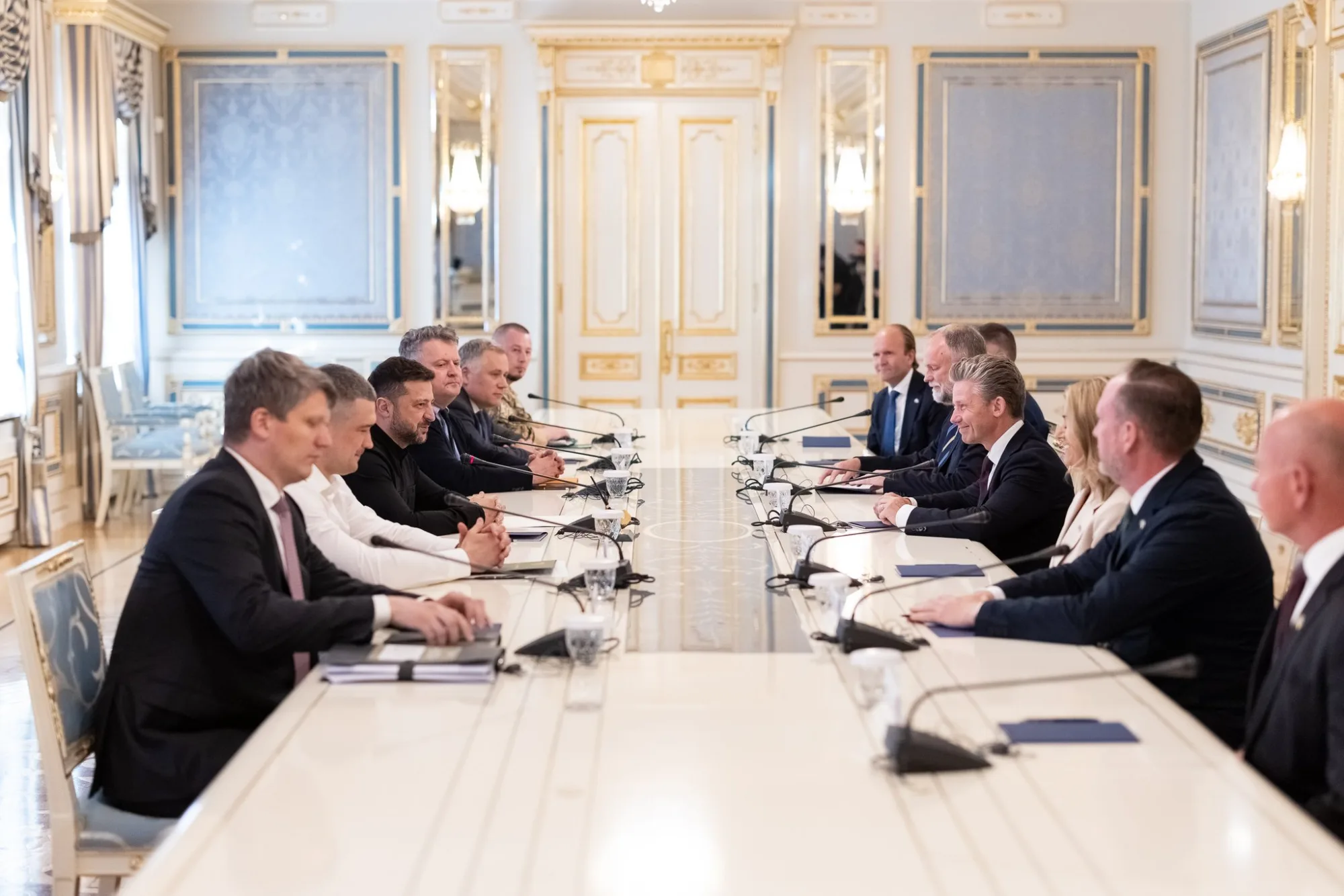 El ministro de Defensa de Suecia, Pål Jonson, anuncia la firma de un contrato de venta de 16 aviones de combate Gripen E a Ucrania, junto con un acuerdo habilitador con Saab y apoyo de entrenamiento del FMV. Créditos: Pål Jonson.
