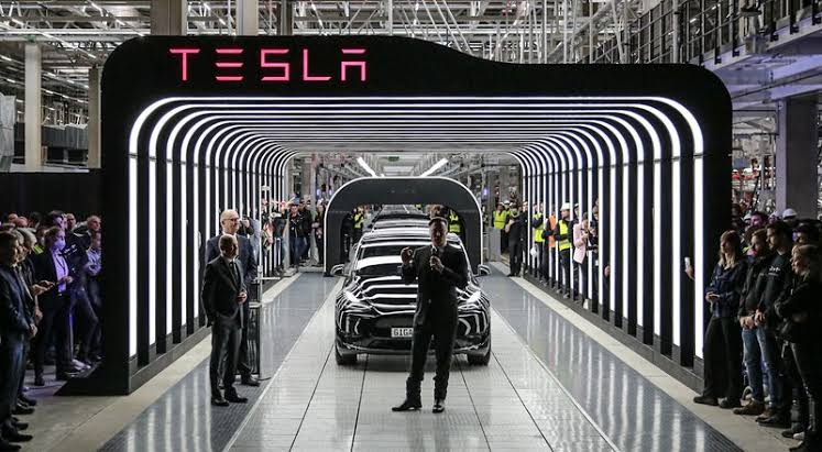 Presentación en una fabrica de Tesla. Créditos/Archivo.