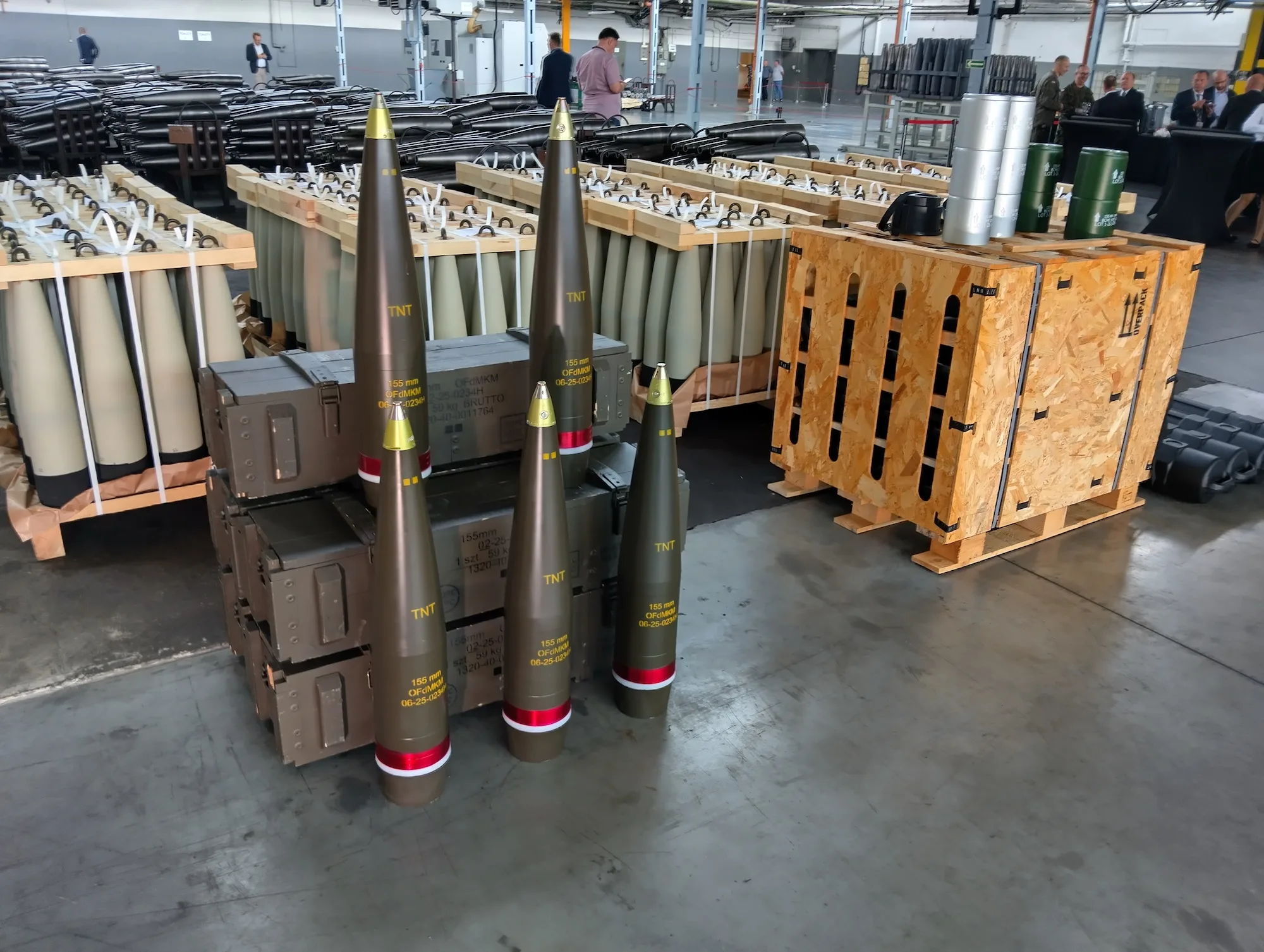 Proyectiles de artillería de 155 mm terminados, en las instalaciones de MESKO tras la firma de un acuerdo de intención entre NITRO-CHEM (parte de PGZ) y BAE Systems en Kraśnik. Créditos: Defence24.