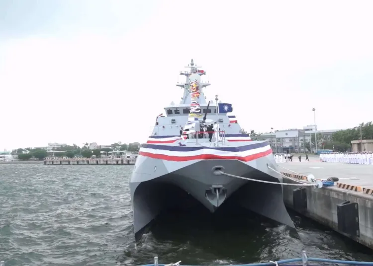 ROCS Tan Chiang (丹江, PGG-627), la primera corbeta catamarán de la clase Tuo Chiang, lote 2. Créditos: Captura de pantalla del vídeo difundido por la Oficina Presidencial de Taiwán.