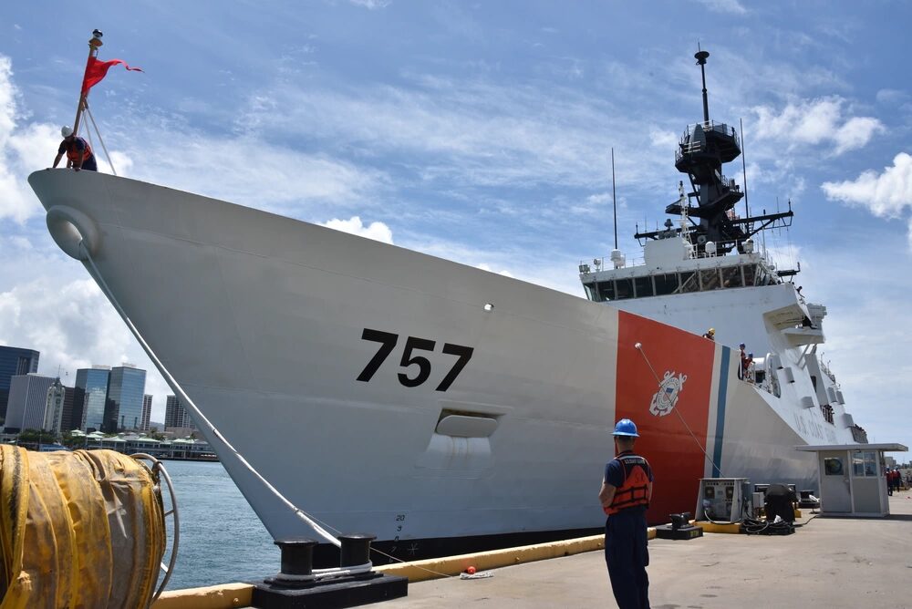 El Cortador de la Guardia Costera de EE. UU. Midgett (WMSL 757) atraca en su nuevo puerto base en Base Honolulu el 16 de agosto de 2019. (Foto de la Guardia Costera de EE. UU. por la Suboficial Principal Sherri Eng/Publicada)