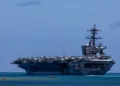 El portaaviones de clase Nimitz de la Marina de los EE. UU., USS Theodore Roosevelt (CVN 71), sale de la Base Conjunta Pearl Harbor-Hickam, Hawái, para comenzar la fase marítima del Ejercicio Rim of the Pacific 2026, el 7 de julio de 2026. (Foto de la Marina de los EE. UU. por el Especialista en Comunicación de Masas de Primera Clase Kyle Carlstrom)