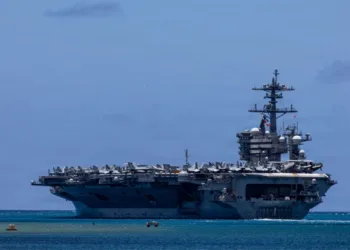 El portaaviones de clase Nimitz de la Marina de los EE. UU., USS Theodore Roosevelt (CVN 71), sale de la Base Conjunta Pearl Harbor-Hickam, Hawái, para comenzar la fase marítima del Ejercicio Rim of the Pacific 2026, el 7 de julio de 2026. (Foto de la Marina de los EE. UU. por el Especialista en Comunicación de Masas de Primera Clase Kyle Carlstrom)