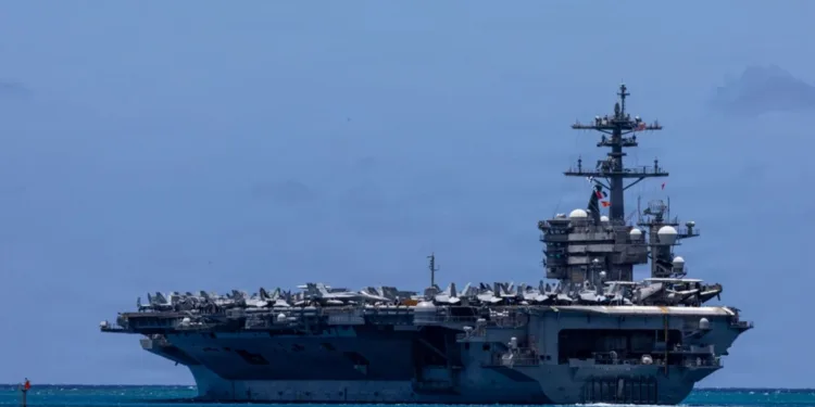 El portaaviones de clase Nimitz de la Marina de los EE. UU., USS Theodore Roosevelt (CVN 71), sale de la Base Conjunta Pearl Harbor-Hickam, Hawái, para comenzar la fase marítima del Ejercicio Rim of the Pacific 2026, el 7 de julio de 2026. (Foto de la Marina de los EE. UU. por el Especialista en Comunicación de Masas de Primera Clase Kyle Carlstrom)