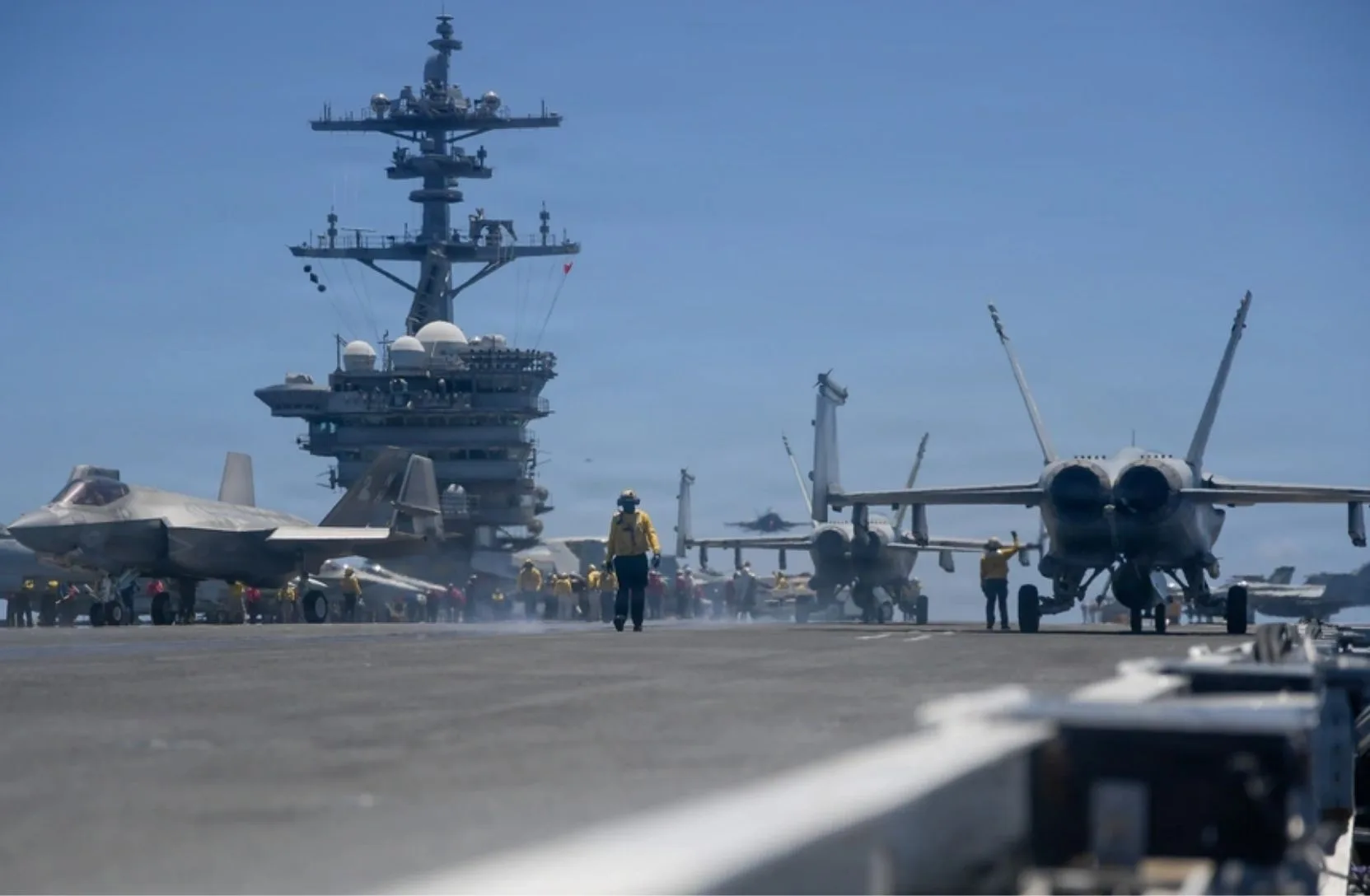 El Marinero de Aviación de la Marina de los EE. UU., Roberto Rodríguez, de tercera clase, camina por la cubierta de vuelo del portaaviones de clase Nimitz USS Theodore Roosevelt (CVN 71) durante el Ejercicio Rim of the Pacific (RIMPAC), el 10 de julio de 2026. (Foto de la Marina de los EE. UU. por el Especialista en Comunicación de Masas, Marinero Tyler Harstad)