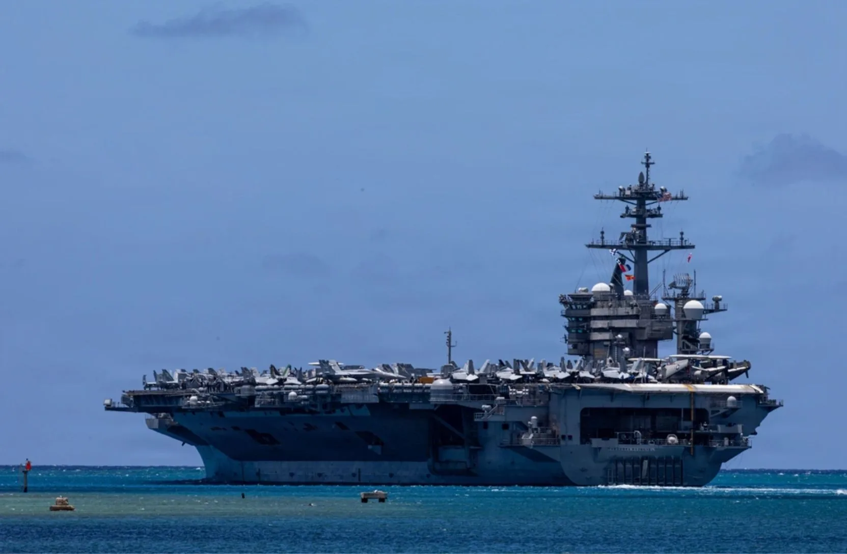 El portaaviones de clase Nimitz de la Marina de los EE. UU., USS Theodore Roosevelt (CVN 71), sale de la Base Conjunta Pearl Harbor-Hickam, Hawái, para comenzar la fase marítima del Ejercicio Rim of the Pacific 2026, el 7 de julio de 2026. (Foto de la Marina de los EE. UU. por el Especialista en Comunicación de Masas de Primera Clase Kyle Carlstrom)