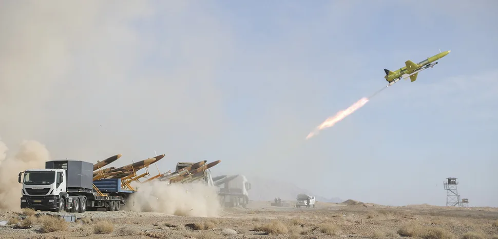 Lanzamiento de un vehículo aéreo no tripulado (VANT) de interceptación Karrar perteneciente a la Fuerza de Defensa Aérea del Ejército de Irán. Créditos: Bahareh Asadi.