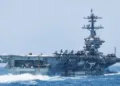 El USS Abraham Lincoln (CVN 72) navega por el mar Arábigo mientras el portaaviones continúa apoyando el bloqueo de EE.UU. contra Irán. Las fuerzas de EE.UU. han redirigido 122 buques comerciales para garantizar el cumplimiento. Créditos: CENTCOM.