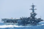 El USS Abraham Lincoln (CVN 72) navega por el mar Arábigo mientras el portaaviones continúa apoyando el bloqueo de EE.UU. contra Irán. Las fuerzas de EE.UU. han redirigido 122 buques comerciales para garantizar el cumplimiento. Créditos: CENTCOM.