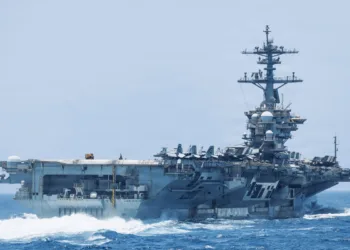 El USS Abraham Lincoln (CVN 72) navega por el mar Arábigo mientras el portaaviones continúa apoyando el bloqueo de EE.UU. contra Irán. Las fuerzas de EE.UU. han redirigido 122 buques comerciales para garantizar el cumplimiento. Créditos: CENTCOM.