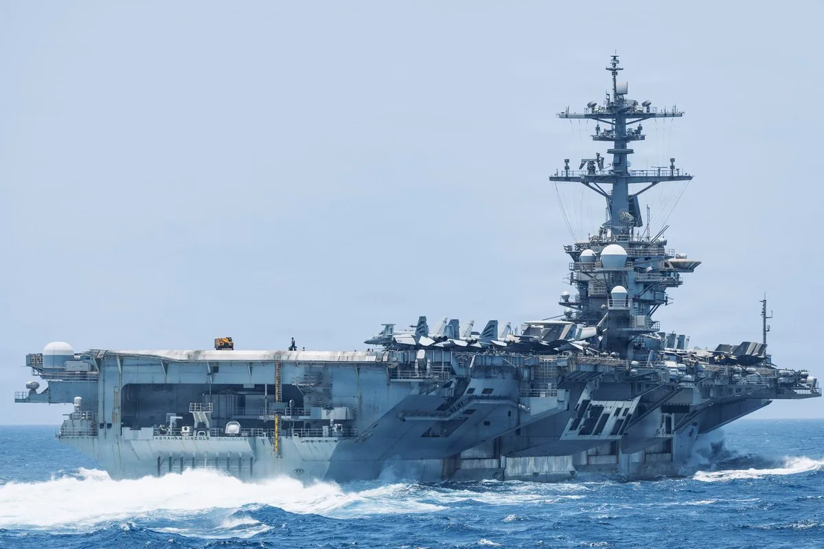 El USS Abraham Lincoln (CVN 72) navega por el mar Arábigo mientras el portaaviones continúa apoyando el bloqueo de EE.UU. contra Irán. Las fuerzas de EE.UU. han redirigido 122 buques comerciales para garantizar el cumplimiento. Créditos: CENTCOM.