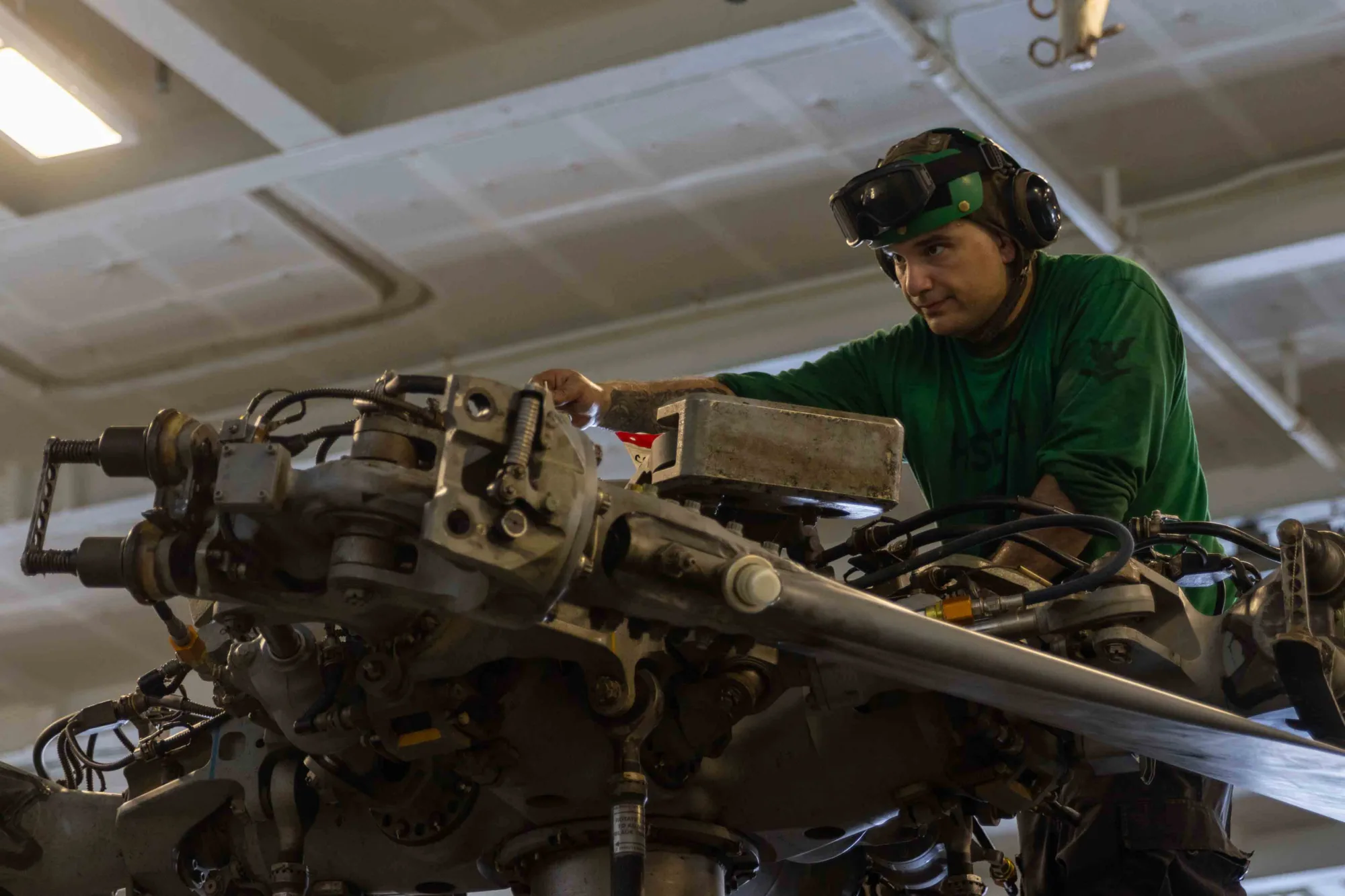 Marinero de EE.UU. realizando mantenimiento rutinario en helicópteros MH-60 Seahawk dentro del hangar del portaaviones USS Abraham Lincoln (CVN 72) el 9 de mayo de 2026. Créditos: CENTCOM.