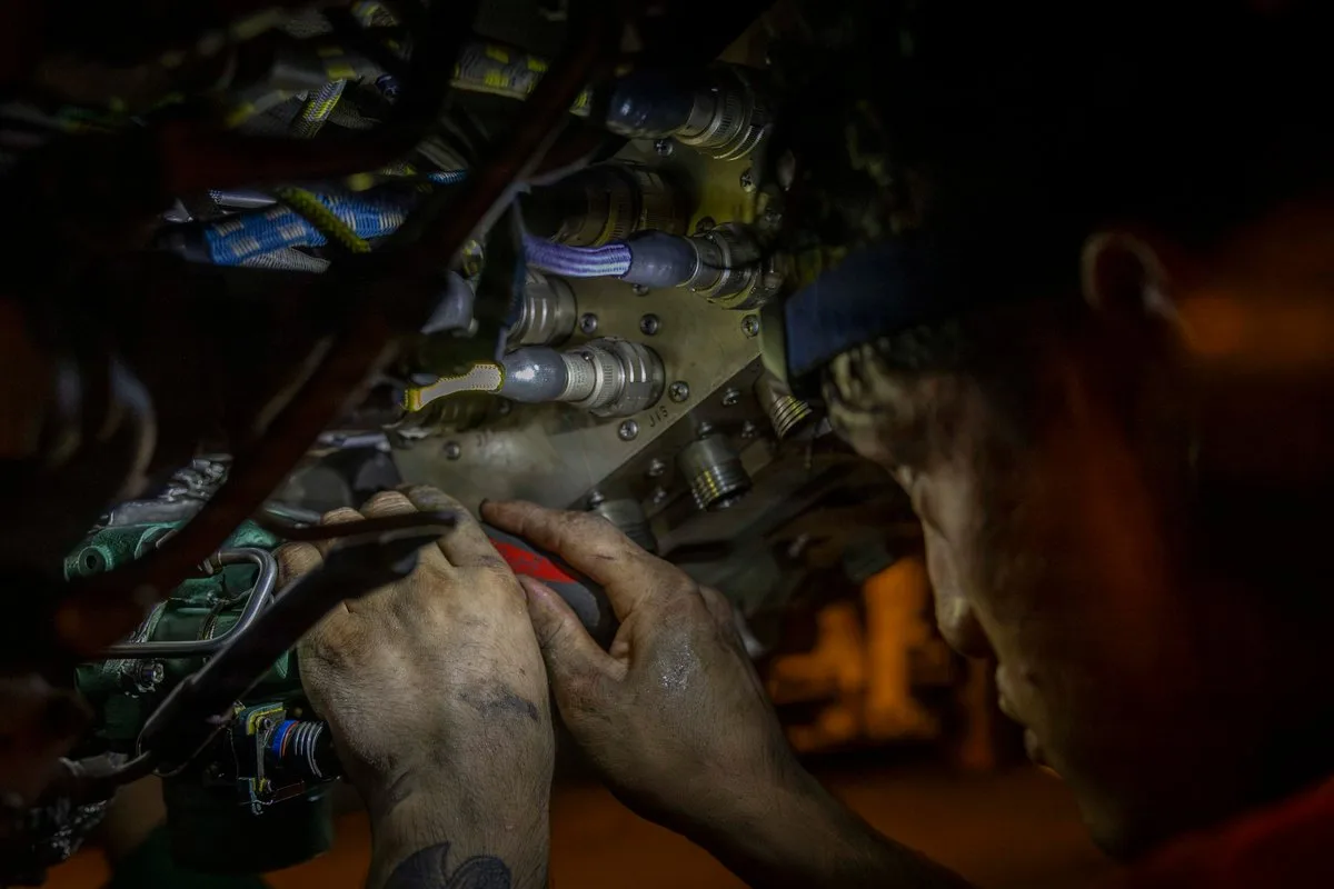 Mantenimiento rutinario realizado por miles de marineros a bordo del USS Abraham Lincoln (CVN-72) mientras opera en el Medio Oriente, con fotos que muestran tareas mecánicas en espacios reducidos y condiciones exigentes. Créditos: CENTCOM.