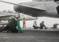 El USS Abraham Lincoln realiza operaciones de vuelo continuas contra objetivos militares en Irán desde el mar Arábigo, con aviones como F/A-18 y F-35 lanzando salidas diurnas y nocturnas. Créditos: CENTCOM.