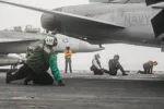 El USS Abraham Lincoln realiza operaciones de vuelo continuas contra objetivos militares en Irán desde el mar Arábigo, con aviones como F/A-18 y F-35 lanzando salidas diurnas y nocturnas. Créditos: CENTCOM.