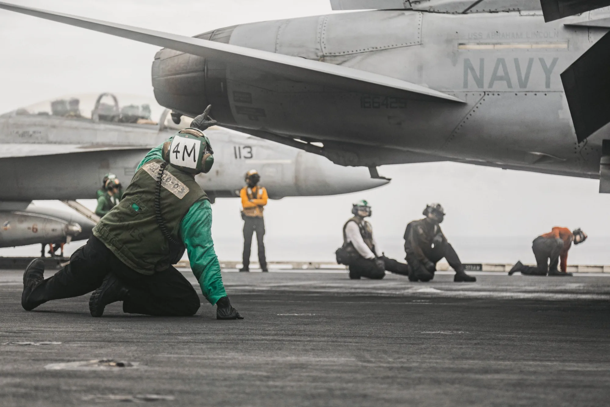 El USS Abraham Lincoln realiza operaciones de vuelo continuas contra objetivos militares en Irán desde el mar Arábigo, con aviones como F/A-18 y F-35 lanzando salidas diurnas y nocturnas. Créditos: CENTCOM.