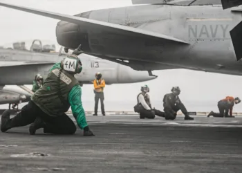 El USS Abraham Lincoln realiza operaciones de vuelo continuas contra objetivos militares en Irán desde el mar Arábigo, con aviones como F/A-18 y F-35 lanzando salidas diurnas y nocturnas. Créditos: CENTCOM.