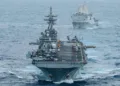 USS Boxer (LHD 4) y USS Portland (LPD 27) navegan en formación mientras transitan por el Océano Índico, 30 de junio de 2026. Créditos: CENTCOM.