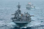 USS Boxer (LHD 4) y USS Portland (LPD 27) navegan en formación mientras transitan por el Océano Índico, 30 de junio de 2026. Créditos: CENTCOM.
