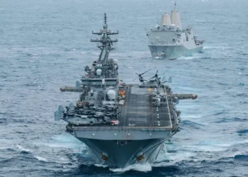USS Boxer (LHD 4) y USS Portland (LPD 27) navegan en formación mientras transitan por el Océano Índico, 30 de junio de 2026. Créditos: CENTCOM.