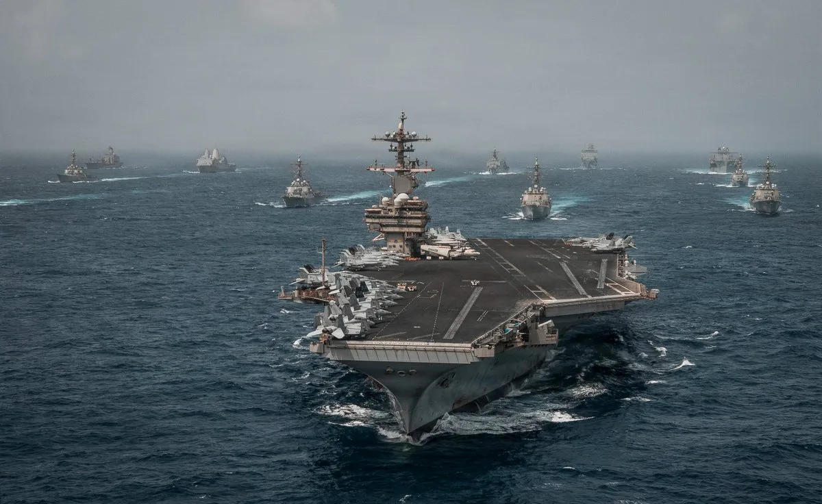 USS George H. W. Bush (CVN-77) el 14 de julio de 2026 tras el anuncio la reanudación del bloqueo naval estadounidense contra buques que transitan hacia o desde puertos y costas iraníes, a partir de las 4 p.m. ET, destacando la presencia de más de 20 buques de guerra y cientos de aeronaves en Oriente Medio. Créditos: CENTCOM.