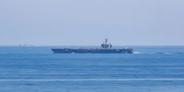 El USS George Washington transita por el estrecho de Luzón para llevar a cabo operaciones en el Mar de China Meridional. Crédito: página de la 7ª Flota X