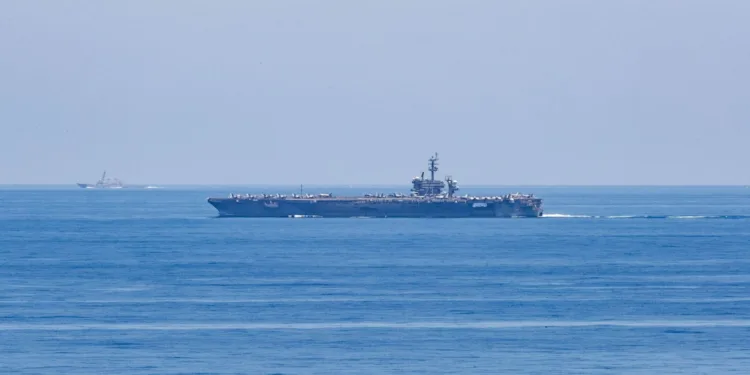 El USS George Washington transita por el estrecho de Luzón para llevar a cabo operaciones en el Mar de China Meridional. Crédito: página de la 7ª Flota X