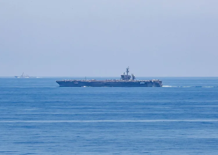 El USS George Washington transita por el estrecho de Luzón para llevar a cabo operaciones en el Mar de China Meridional. Crédito: página de la 7ª Flota X