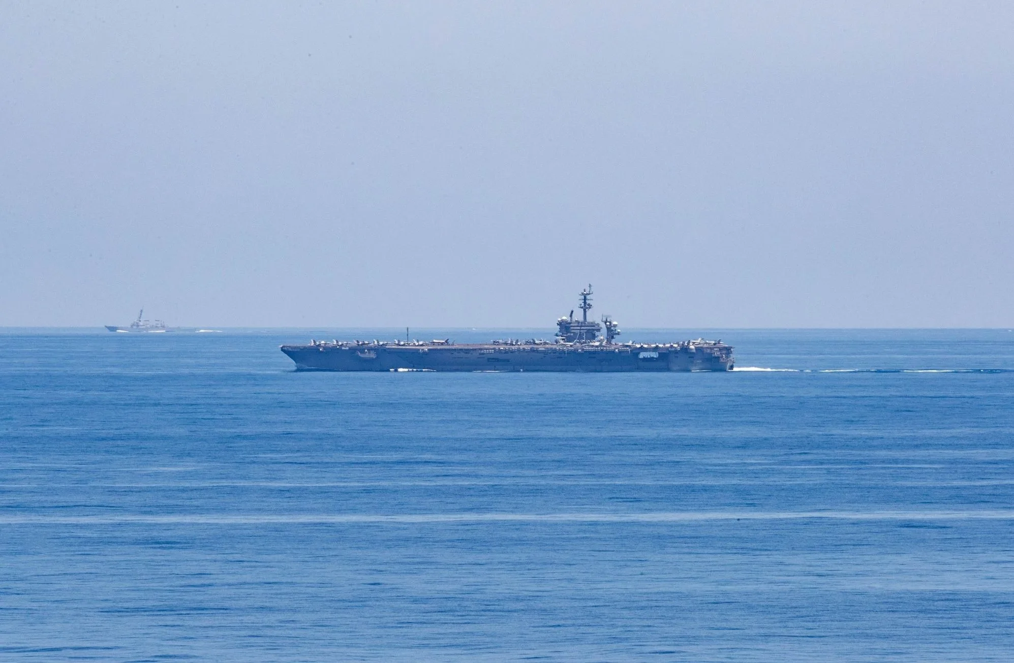 El USS George Washington transita por el estrecho de Luzón para llevar a cabo operaciones en el Mar de China Meridional. Crédito: página de la 7ª Flota X