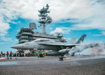 El USS George Washington transita por el estrecho de Luzón para llevar a cabo operaciones en el Mar de China Meridional. Crédito: página de la 7ª Flota X