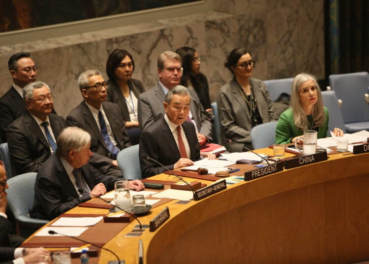 El ministro Wang Yi intervino en una sesión formal de la ONU, ilustrando el llamado de China al multilateralismo y a la unidad internacional. Créditos: portavoz chino Lin Jian.
