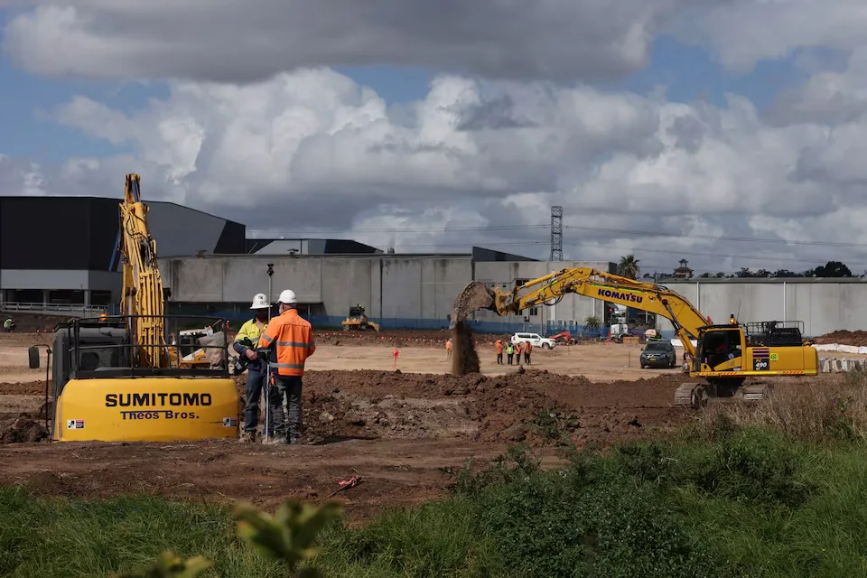 Varias personas trabajan en las instalaciones de un nuevo centro de datos de Amazon que se está construyendo en el oeste de Sídney (Australia), el 5 de septiembre de 2025. Créditos: Hollie Adam