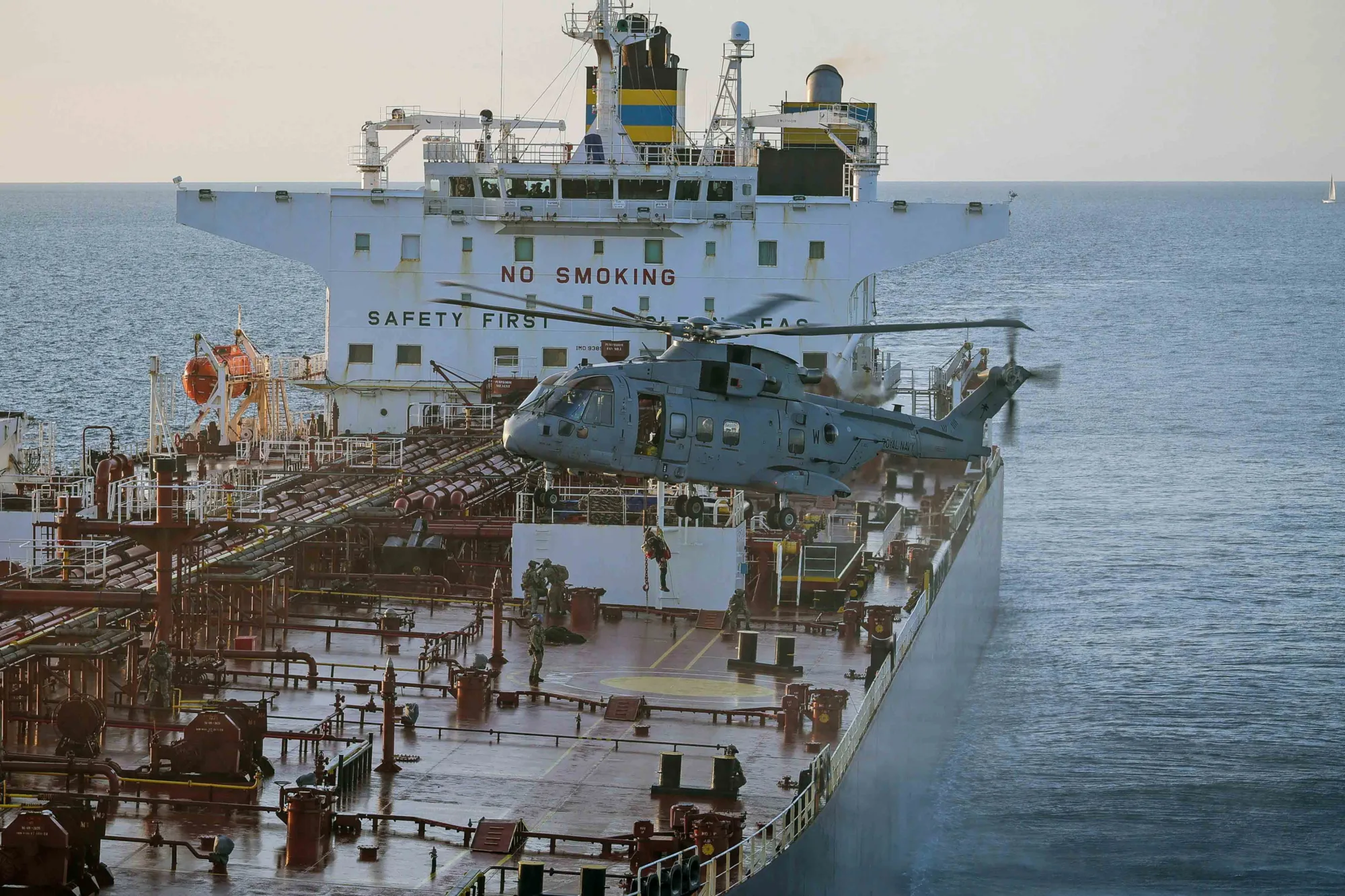 Interdicción de un buque petrolero de la "flota sombra" rusa llamado Smyrtos en el Canal de la Mancha, con HMS Sutherland y HMS Ledbury como buques principales, el 15 de junio de 2026. Créditos: Real Armada Británica.