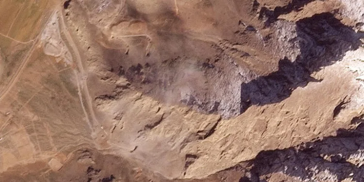 Las imágenes de Planet Labs muestran que la base de misiles de Irán al norte de Kermanshah sufrió graves daños al comienzo de la guerra. Créditos: Planet Labs.