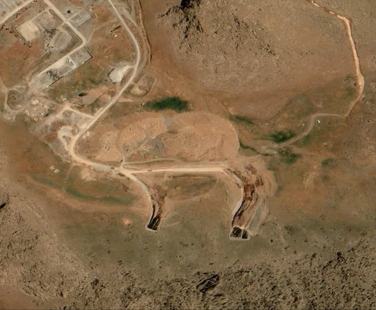 A principios de junio, las imágenes satelitales mostraron a equipos de trabajo reparando carreteras dañadas, mientras camiones retiraban escombros y reabrían las entradas de túneles derrumbados en una base de misiles iraní al norte de Kermanshah. Créditos: Airbus.
