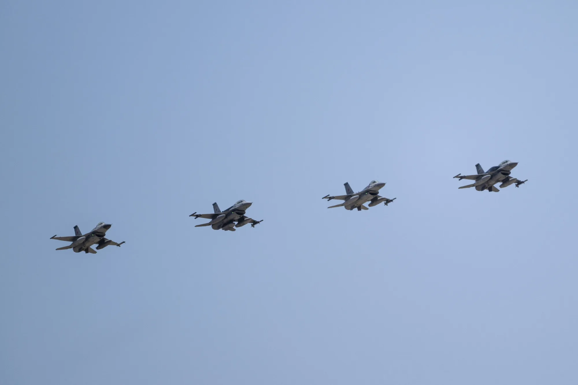 Aviones de combate F-16 vuelan sobre Diyarbakır, sureste de Türkiye, el 26 de julio de 2026. (Foto AA)