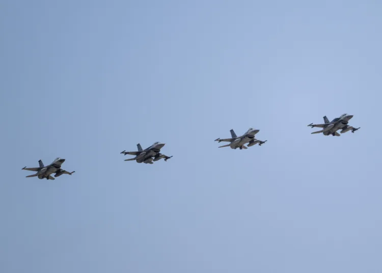 Aviones de combate F-16 vuelan sobre Diyarbakır, sureste de Türkiye, el 26 de julio de 2026. (Foto AA)