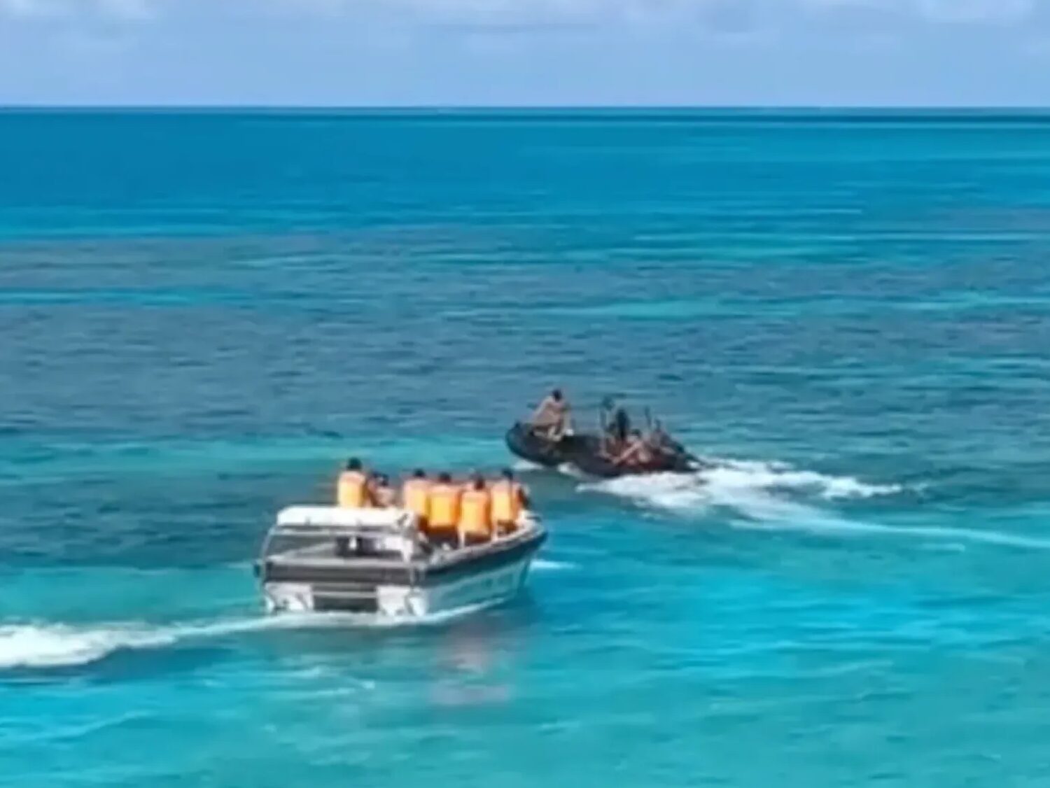 Personal de la Guardia Costera de China (izquierda) persigue a personal de la Armada de Filipinas (derecha) en el Mar de China Meridional. Créditos: Fuerzas Armadas de Filipinas via AP.