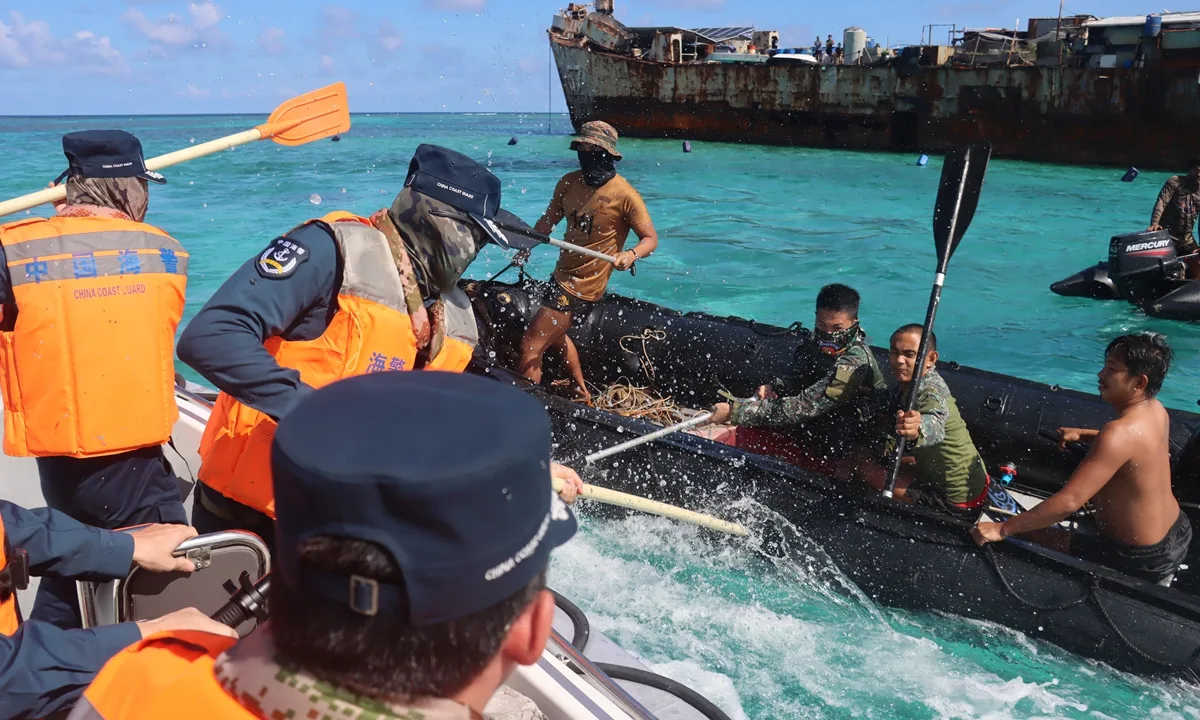 Ren'ai Jiao es un bajío disputado en el Mar del Sur de China donde Filipinas mantiene varado el BRP Sierra Madre desde 1999 como puesto avanzado; China lo considera ocupación ilegal dentro de sus aguas reclamadas. La imagen muestra confrontaciones marítimas con botes inflables negros. Créditos: Global Times.