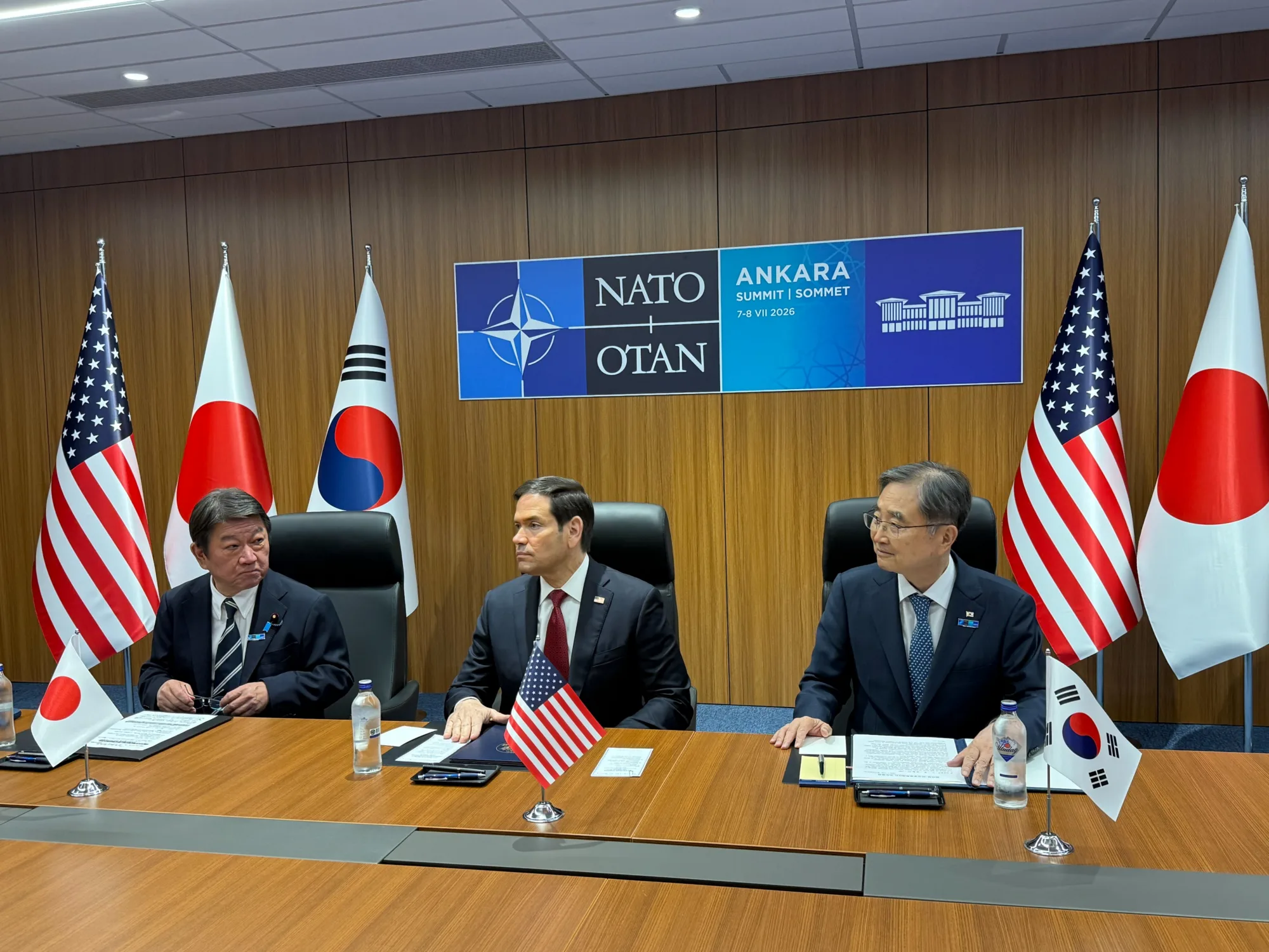 El ministro de Exteriores de Corea del Sur, Cho Hyun, anuncia la primera reunión trilateral de 2026 con el secretario de Estado de EE.UU., Marco Rubio, y el ministro de Exteriores de Japón, Motegi, al margen de la Cumbre de la OTAN en Ankara. Créditos: Cho Hyun.