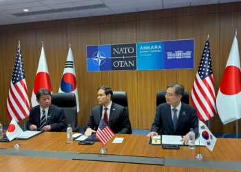 El ministro de Exteriores de Corea del Sur, Cho Hyun, anuncia la primera reunión trilateral de 2026 con el secretario de Estado de EE.UU., Marco Rubio, y el ministro de Exteriores de Japón, Motegi, al margen de la Cumbre de la OTAN en Ankara. Créditos: Cho Hyun.