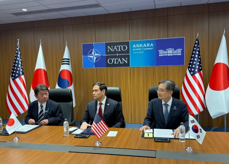 El ministro de Exteriores de Corea del Sur, Cho Hyun, anuncia la primera reunión trilateral de 2026 con el secretario de Estado de EE.UU., Marco Rubio, y el ministro de Exteriores de Japón, Motegi, al margen de la Cumbre de la OTAN en Ankara. Créditos: Cho Hyun.