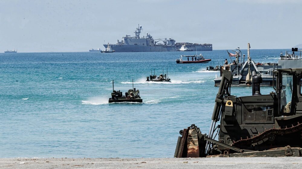 Vehículos de combate anfibios de la 31ª Unidad Expedicionaria de Marines, III Fuerza Expedicionaria de Marines, llegan desde el buque de desembarco clase Whidbey Island USS Rushmore (LSD 47) a la Instalación Naval de White Beach, Okinawa, Japón, el 23 de julio de 2026. (Foto del Cuerpo de Marines de los EE. UU. por el cabo Justin Cledera)