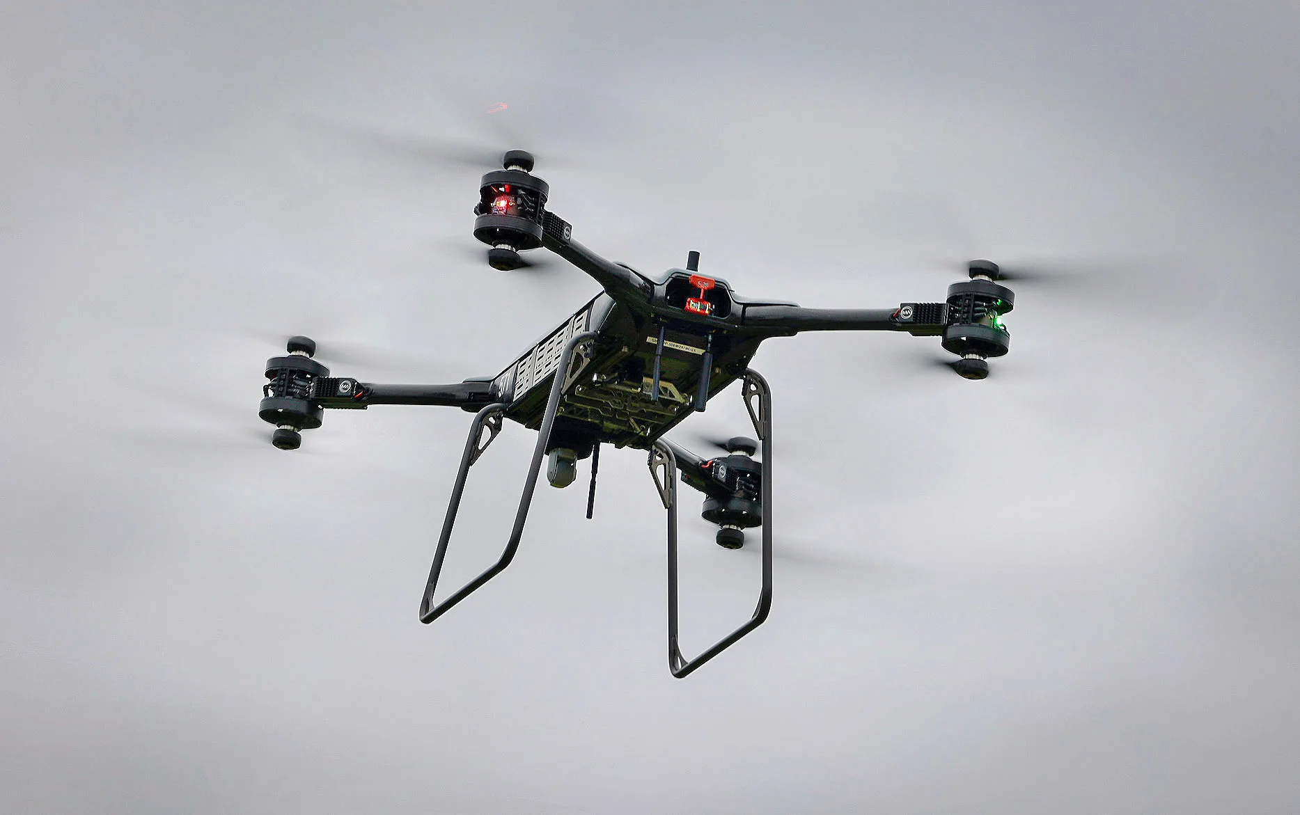 Fuerza Móvil Anti-Blindaje (MAAF) con vehículos altamente móviles, armas avanzadas, drones de alta tecnología y sistemas de inteligencia para modernizar la presencia de la OTAN en el flanco este. Créditos: Ministerio de Defnsa del Reino Unido.