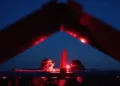 Militares ucranianos preparan drones de largo alcance antes de su lanzamiento desde un lugar no revelado en Ucrania el 16 de mayo de 2026. Créditos: Getty Images.