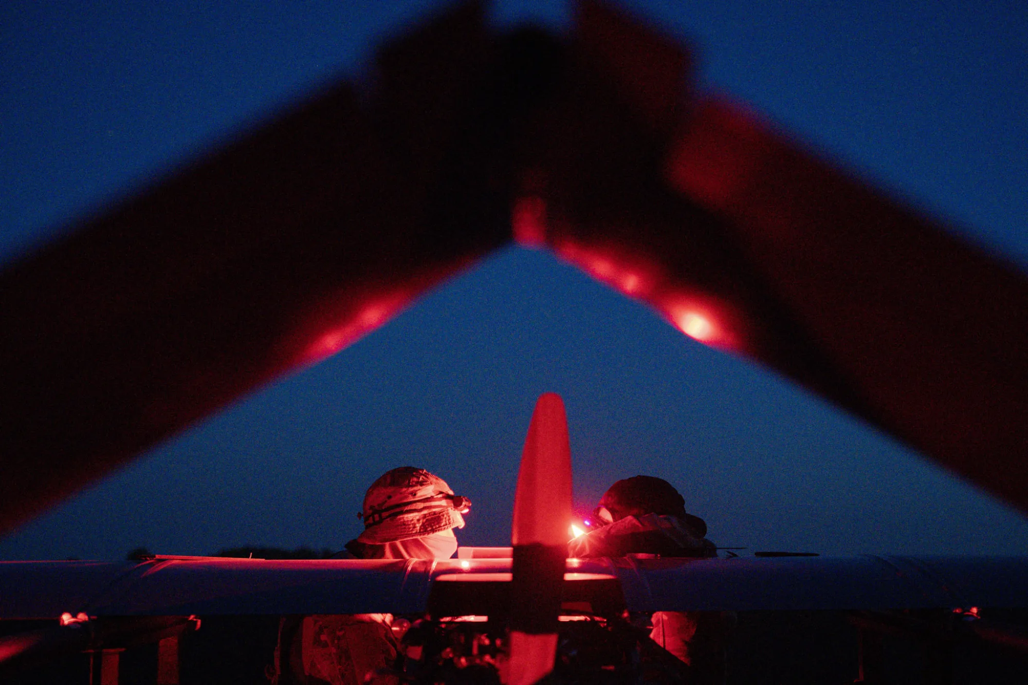 Militares ucranianos preparan drones de largo alcance antes de su lanzamiento desde un lugar no revelado en Ucrania el 16 de mayo de 2026. Créditos: Getty Images.