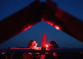 Militares ucranianos preparan drones de largo alcance antes de su lanzamiento desde un lugar no revelado en Ucrania el 16 de mayo de 2026. Créditos: Getty Images.